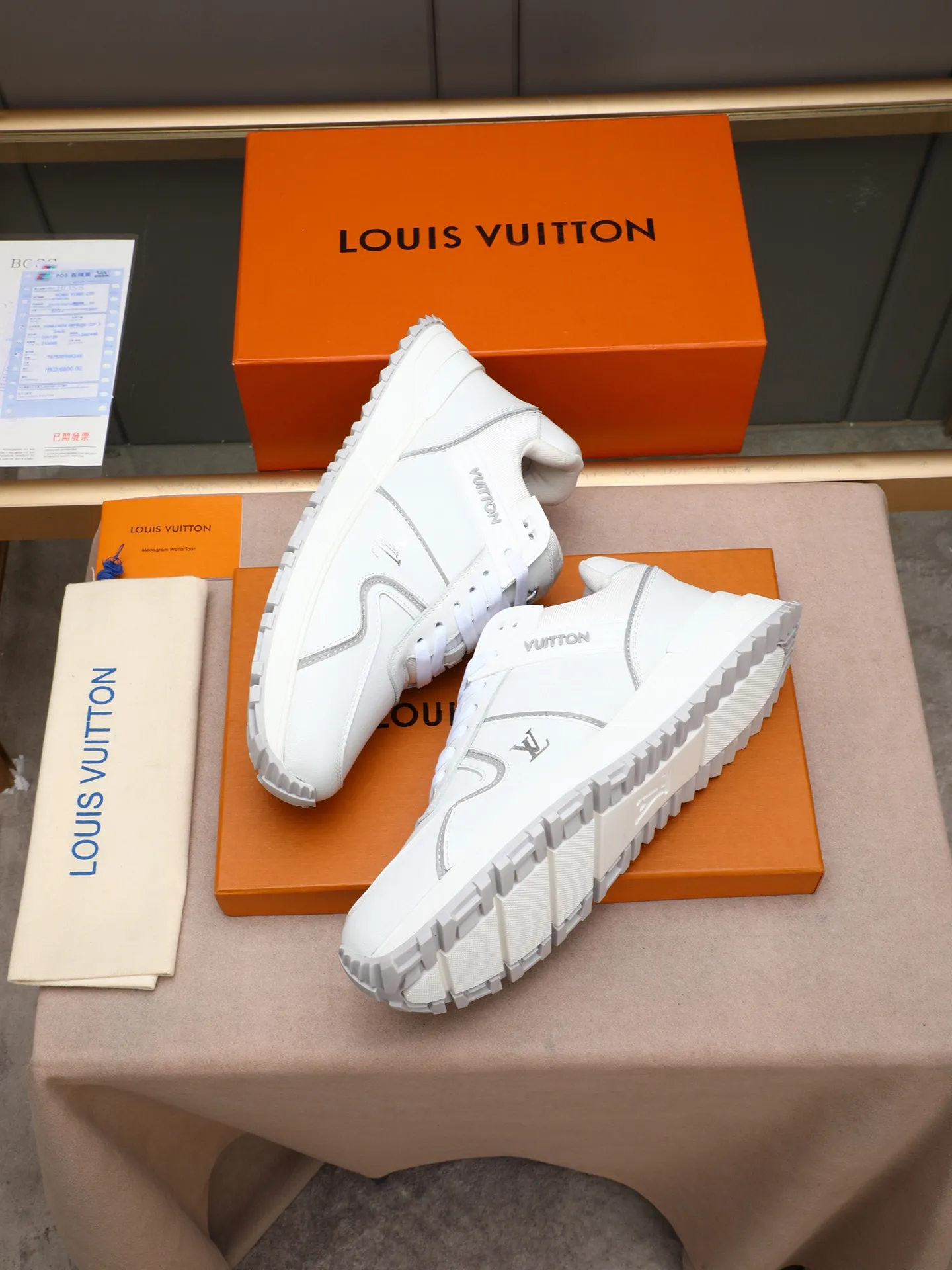 Men's Shoes 💰660 L The Run Away Maxi sneaker debuts in the 2025 collection and continues the iconic design of the Run Away sneaker. The smooth cowhide leather upper features contrasting LV lettering and Vuitton logos, and a lightweight rubber wedge outsole evokes running shoe construction. High level of comfort. Looks good, wears well and matches well. Worth buying! 7 color selection size: 39-44 (45 customized)